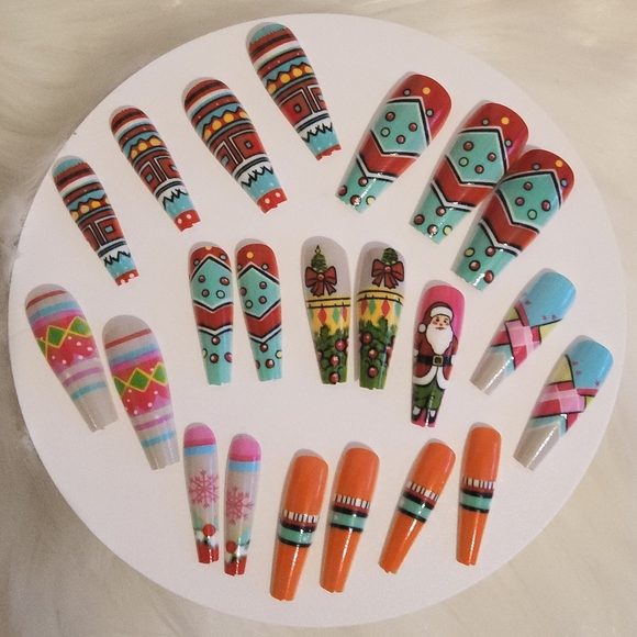 New 24pc false Christmas nails - Picture 1 of 1